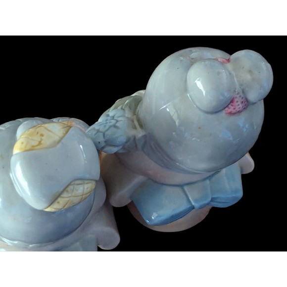 2 Vintage Porcelain Geisha Figurines Ball Flowers 6.5" Tall Blue Bows Taiwan - Picture 3 of 10